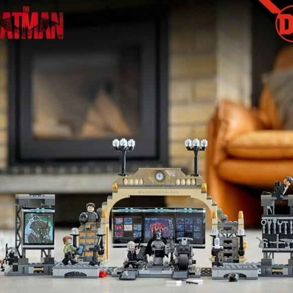 LEGO DC The Batman Batcave: The Riddler Face-off 76183 Toy (581 Pieces) - Picture 2 of 3